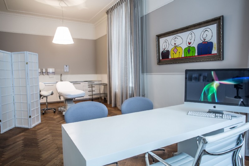 Sprechzimmer in der Klinik von Zipper Clinics Enschede. Sie können zur Beratung für ein Lippenlifting nach Enschede kommen. Auch der Eingriff selbst wird in dieser Klinik durchgeführt.